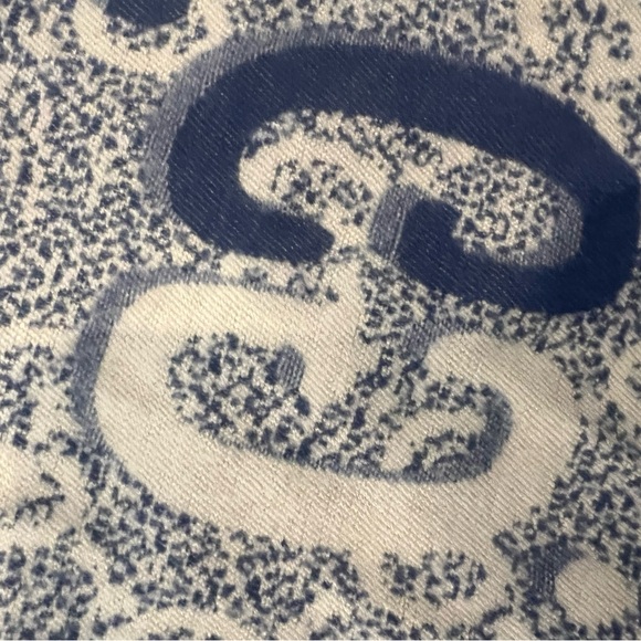 G❤️G Monogram Blue and Cream Scarf or wrap blue and cream - Picture 5 of 6